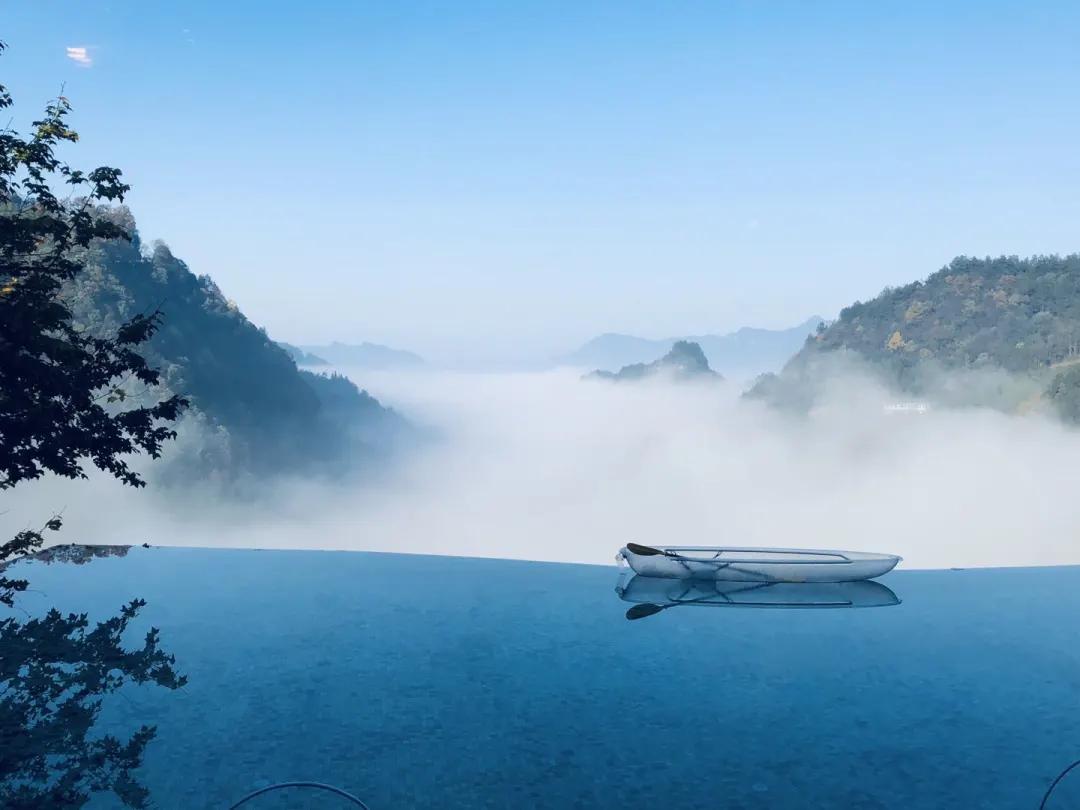 神仙眷侣辞掉高薪工作，爆改废弃山谷，悬崖高空造无边恒温泡池