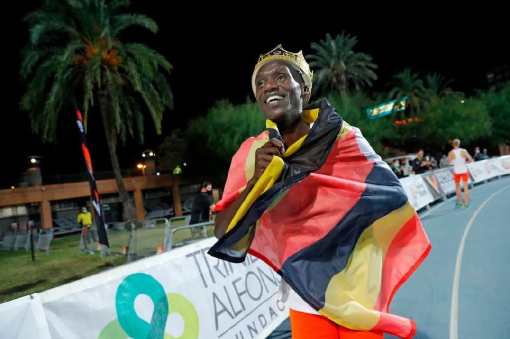 切普特盖跑姿分析,切普特盖现在跑10000米多久