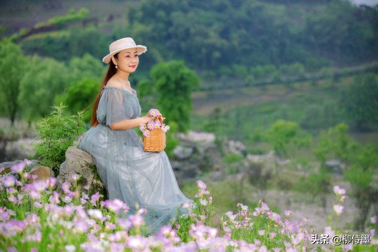 拍照不知手放哪儿？学习2句摄影口诀，姿态优雅更自然