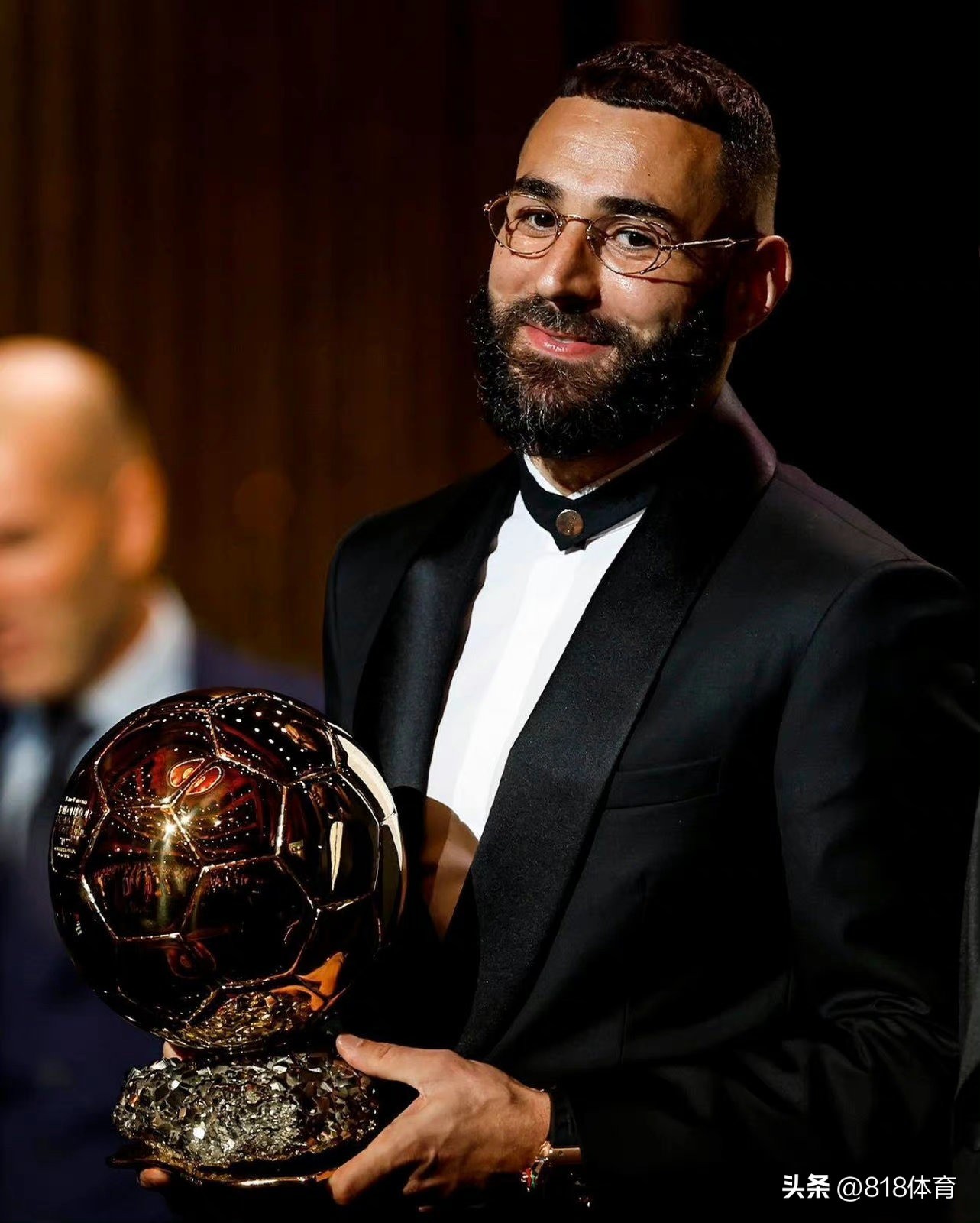 人生得意!本泽马戴350万理查德米勒名表领金球,莱万戴卡西欧400块