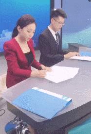 戴假发、穿半截西装、贴胶带瘦脸,原来央视的主持人这么“假”