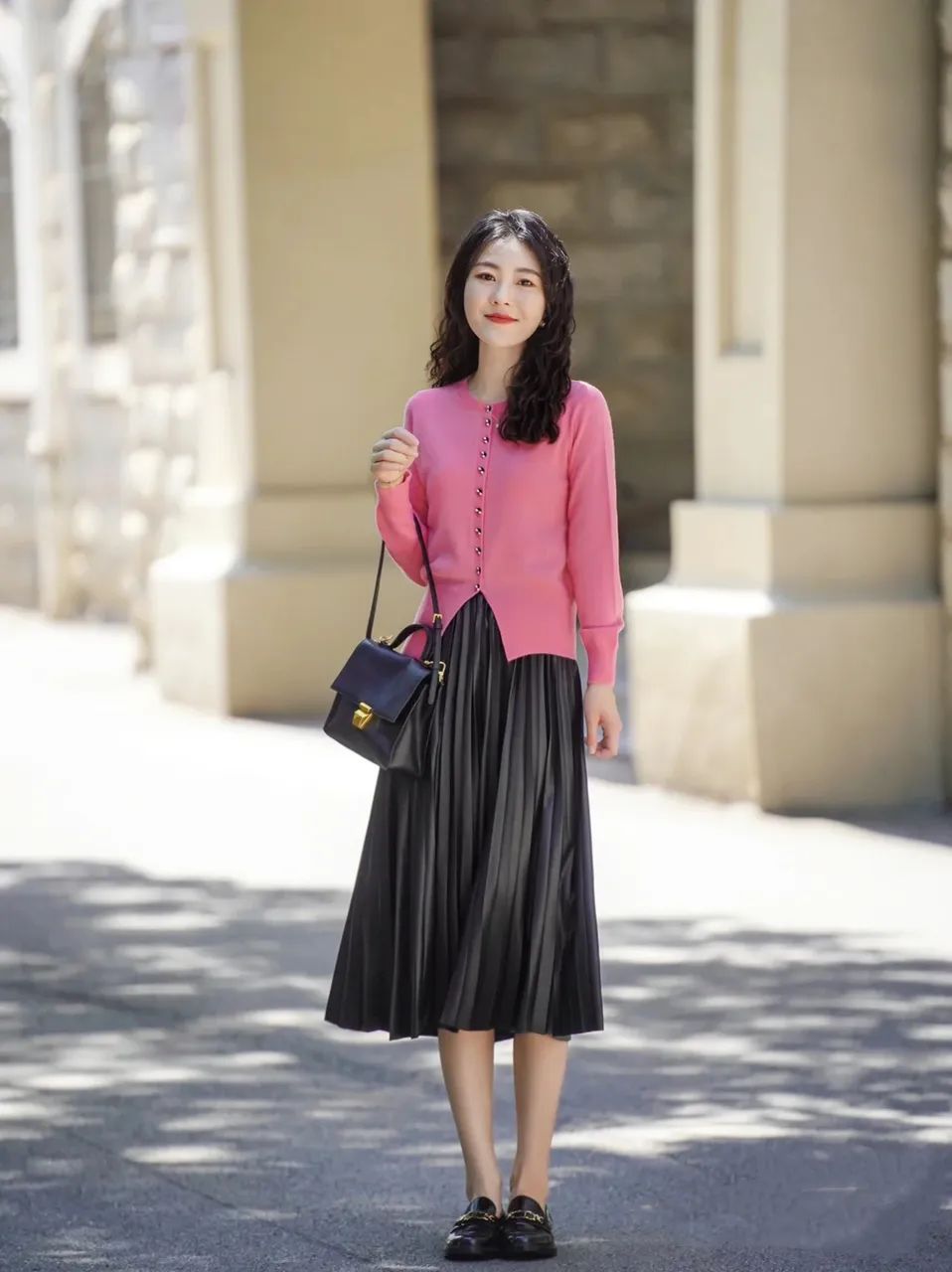 秋季纯棉粉色衬衫的多种穿法,韩版粉色宽松前短后长衬衣穿法