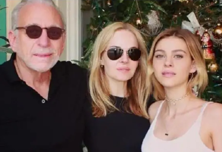 拒绝婆婆提供的婚纱,让老公布鲁克林冠妻姓,妮可拉什么来头?