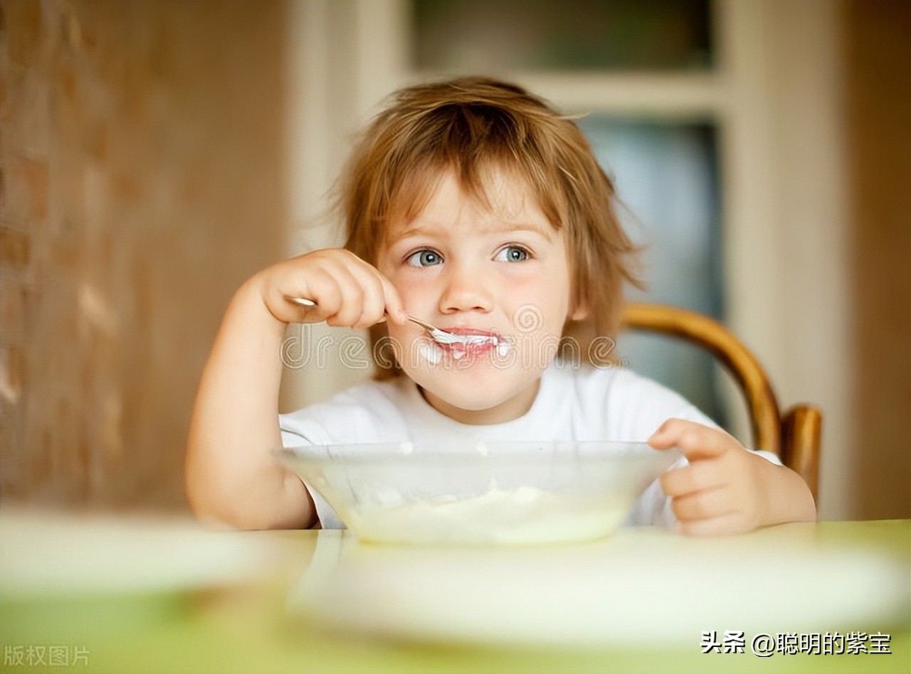 宝宝不吃饭奶奶竟然这样做,宝宝不愿自己吃饭怎么办