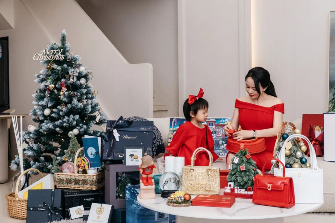 英国女王最喜欢的包包牌子,英国女王拿的包包价格