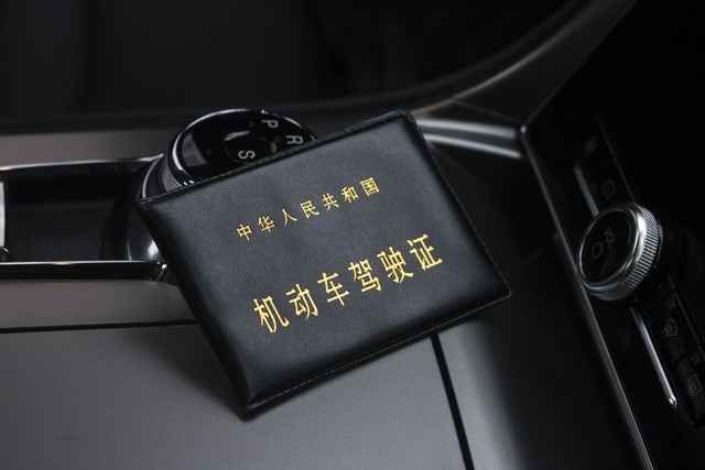 驾驶证过期了交警抓到怎么处理,驾驶证过期怎么处理和注销