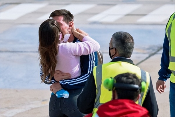 梅西获得金球奖c罗握手梅西,梅西工资卡给老婆