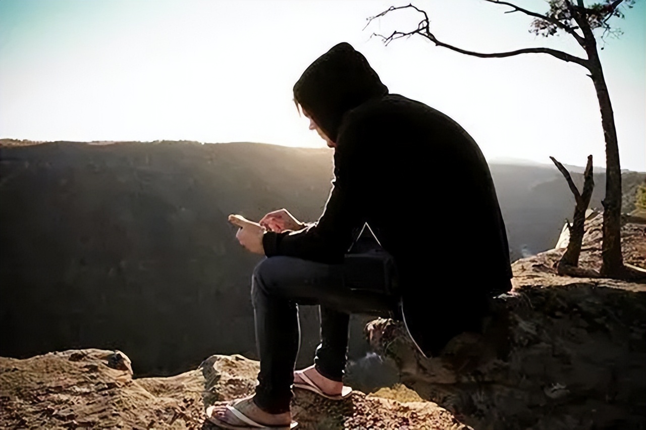 60岁，他大概是中国存活最久的艾滋病人，带着自己遗像活了十几年