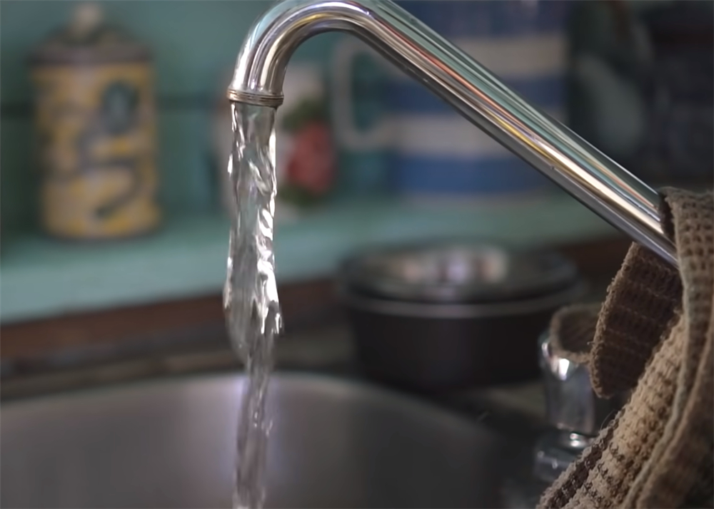 夫妻二人买下海岛过起隐居的生活,夫妻隐居小岛与世隔绝