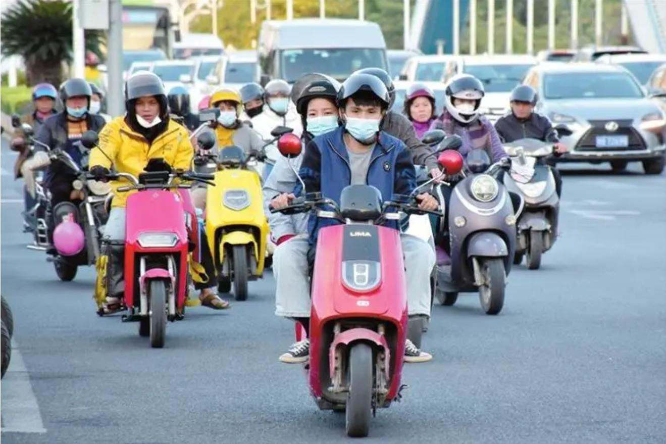 电动车有牌有证没戴头盔怎么处罚,交通法规定骑电动车必须戴头盔