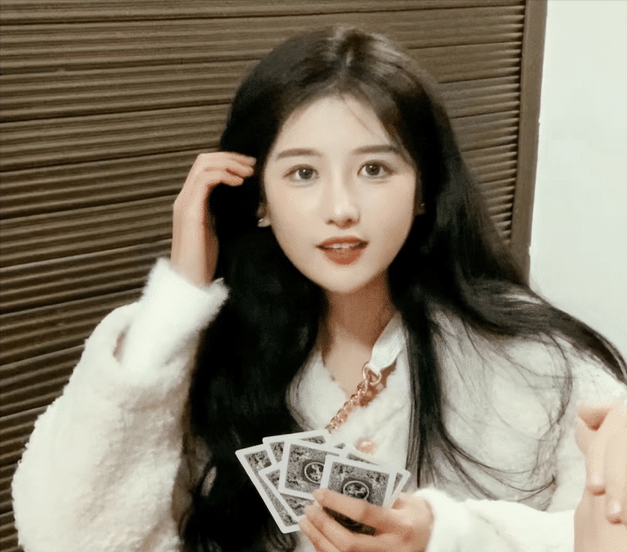 老人棋牌室打麻将,老年人在棋牌室打麻将