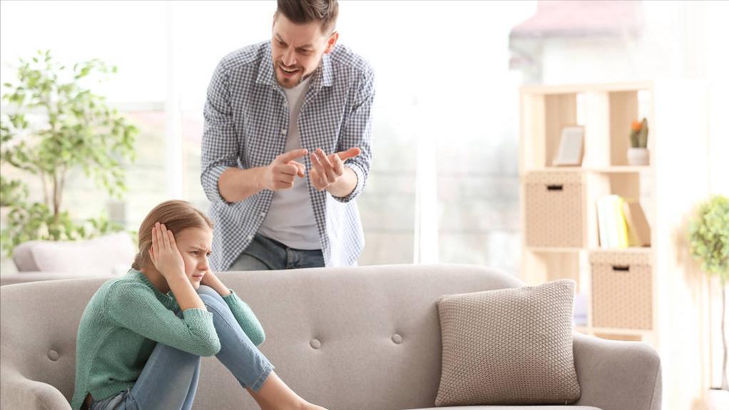 触目惊心，强奸亲生女儿，并强迫生下孩子，看法院如何判