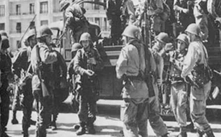 两名高大的法国士兵遇到妙龄少女，留下的一张旧照