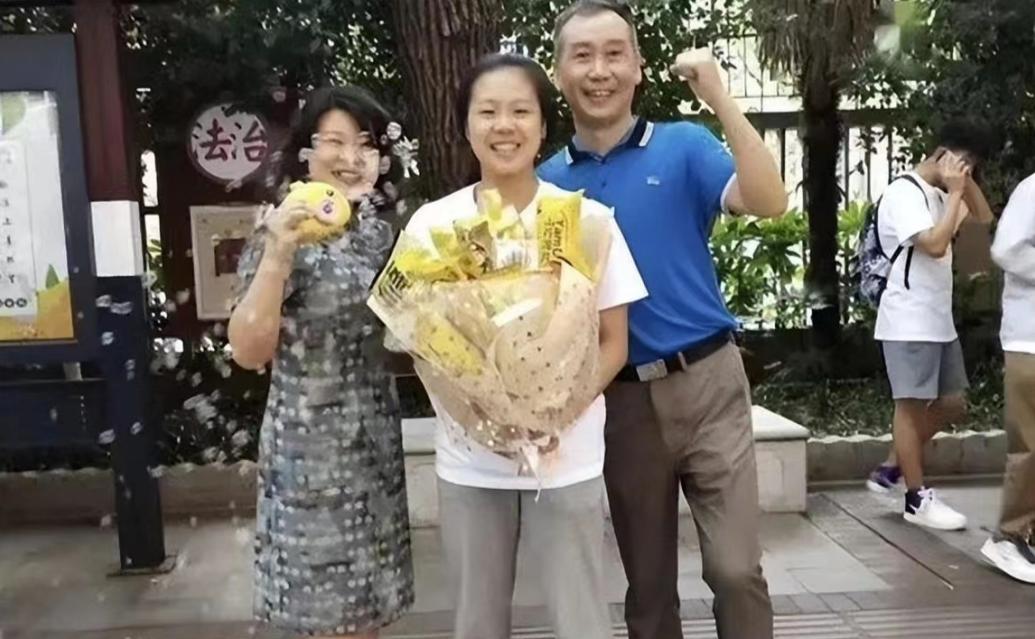 那个高考发疯的女孩现状,高考一字马女孩现状如何