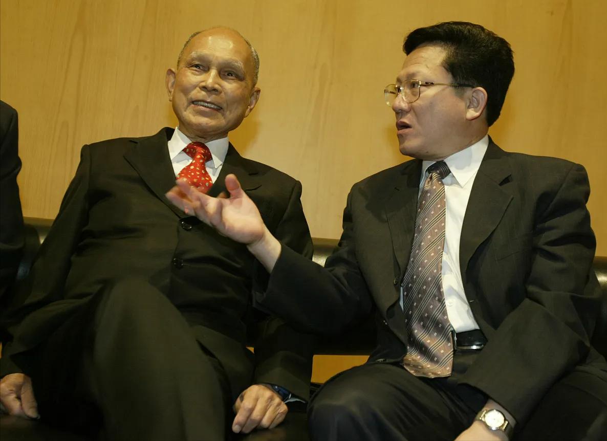 霍英东有10个儿子，为何将三分之二的遗产，给了大房的3个儿子？