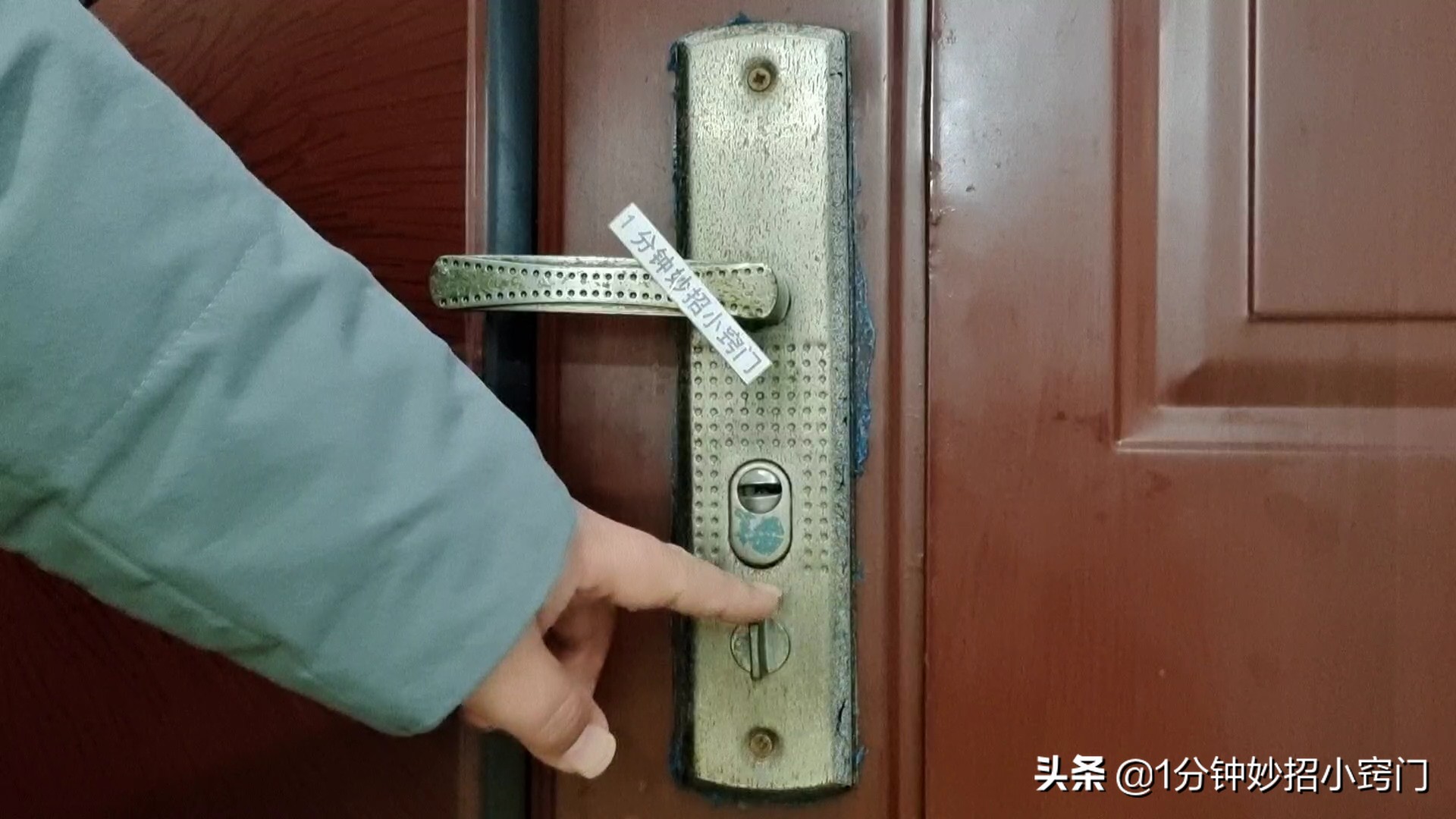 门把手放个衣架,利用转角放一个衣架实用又方便