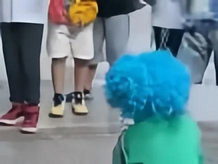 8岁男孩摆摊1小时赚584元画画,8岁男孩摆摊8天赚2万原视频