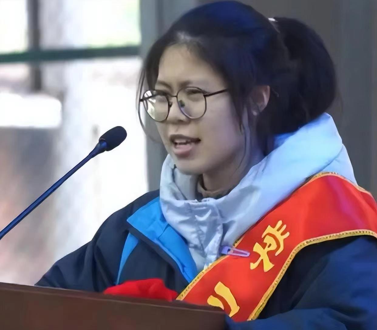 高三女生因百日誓师表情遭网暴,网曝百日誓师女孩演讲