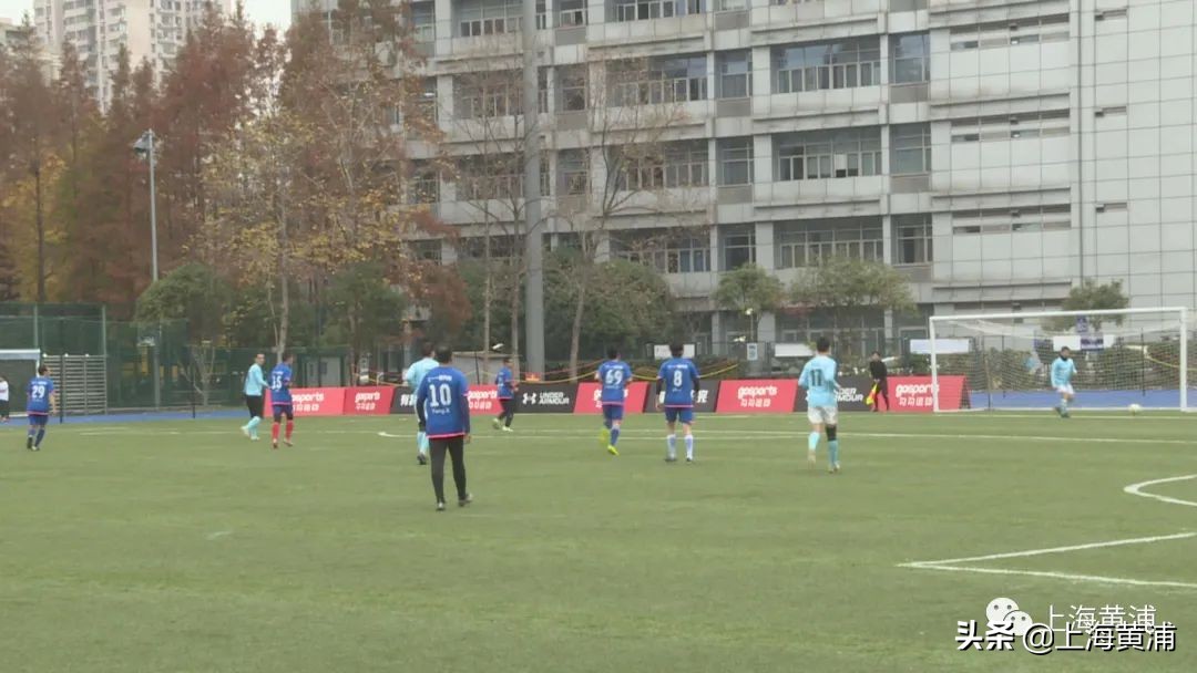 绵绵细雨仍挡不住热情,激情澎湃的足球比赛不容错过