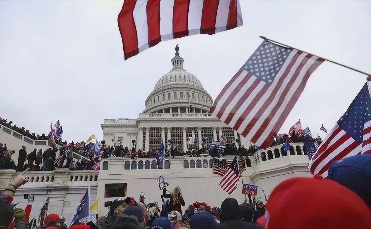 美国约半数银行资不抵债，多次喊话想访华，中方却“只读不回”！