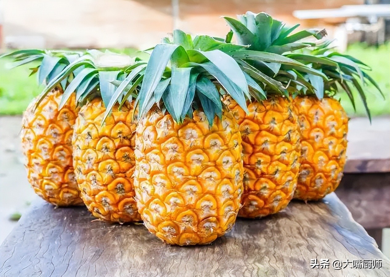 果农教你如何区分菠萝与凤梨,菠萝尝起来酸的还是甜的
