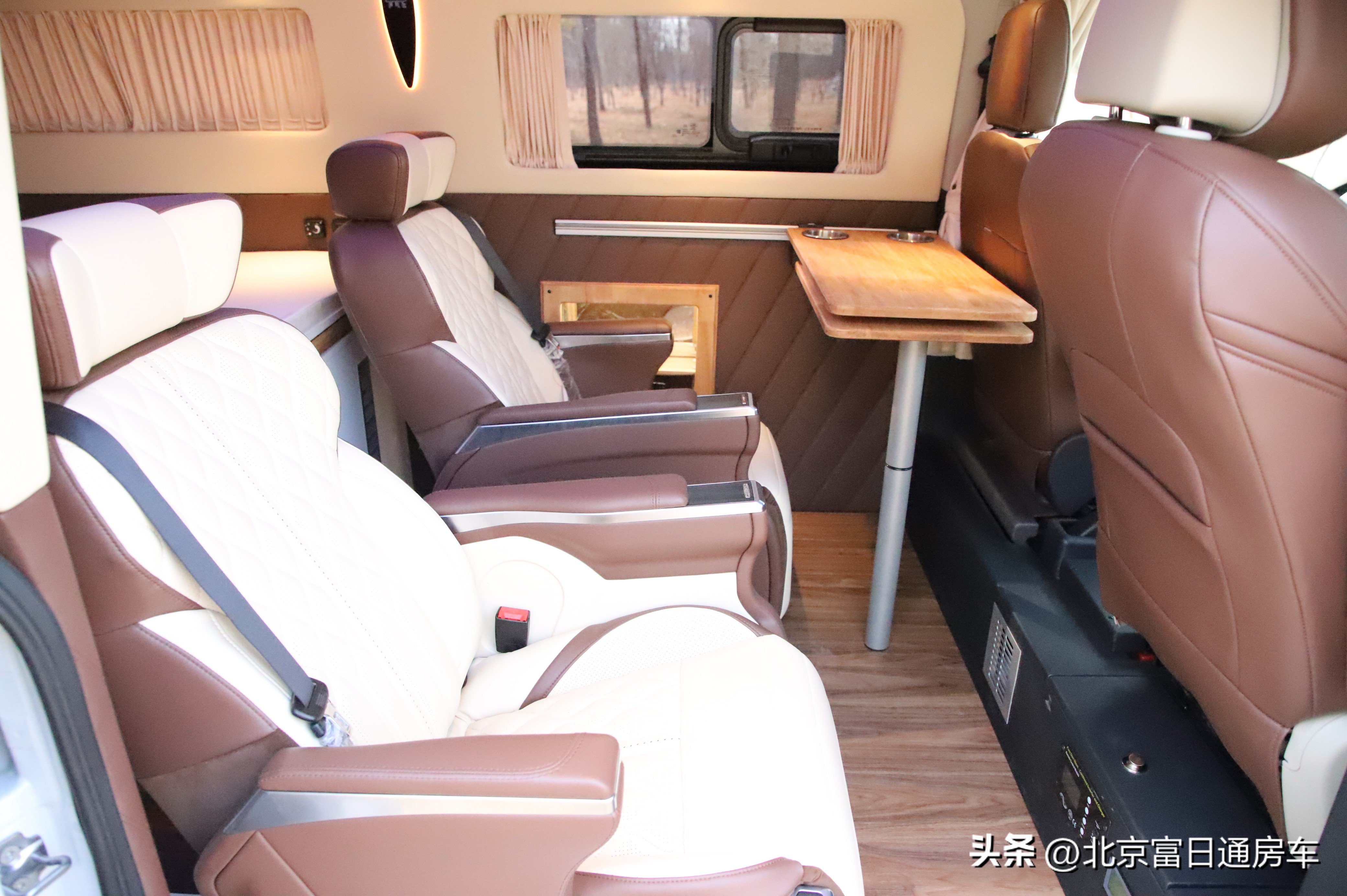 自带全封闭帐篷越野房车,模块化露营房车车长4米重500