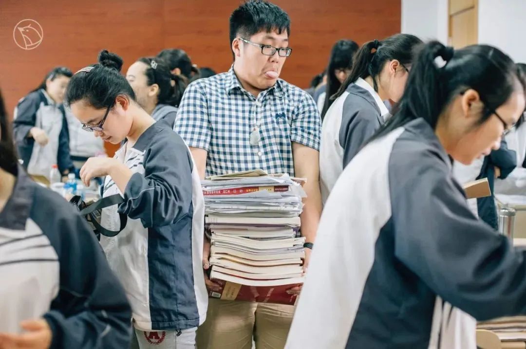 这个校园“*拍偷**狂魔”,拍下了95后的绝版青春