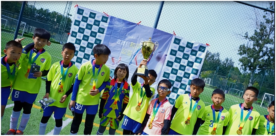和小时候一样对足球的热爱没有变,激发孩子们对足球的热爱与坚持