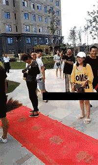 女主管换了新电脑，她把旧的送给了我，我抬回家打开影库