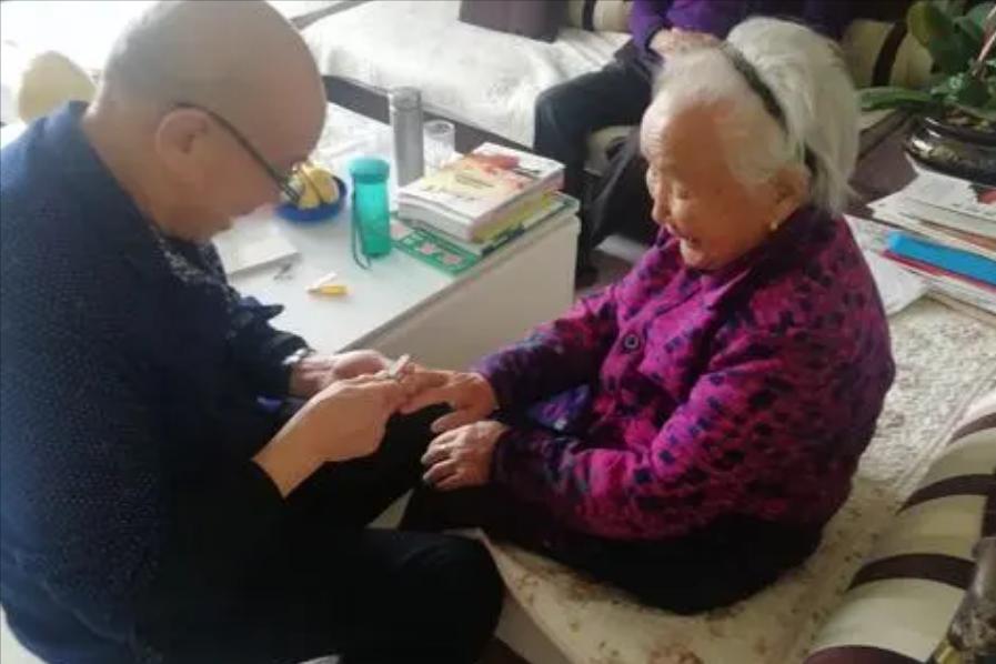 老年人尿频尿裤子有什么解决方法,老年人尿频尿裤子需要做哪些检查