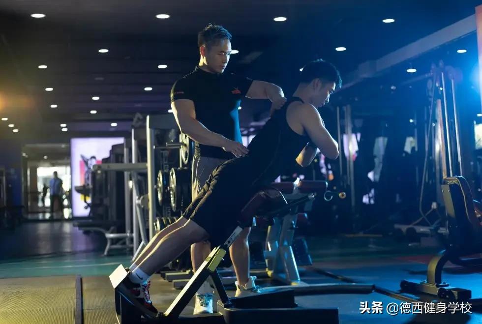 健身5年，他从“骨瘦如柴”到肌肉型男，身材事业双丰收