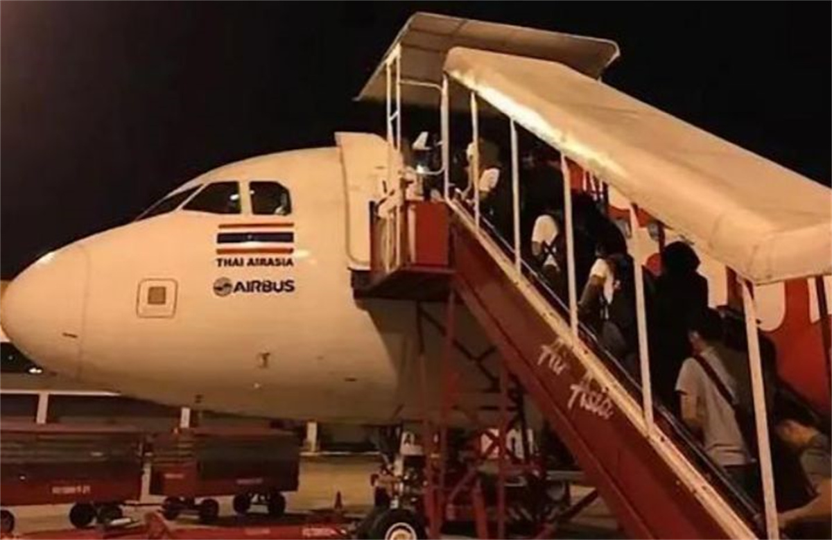 男子花25万美元买了张无限次机票,小伙花25万买了张无限次机票