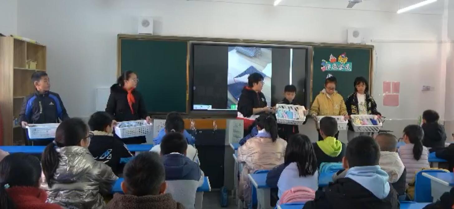 【劳动教育课】一年级校本课程中的《衣物存放》