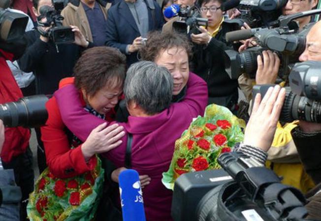 两个小伙子做dna鉴定竟然是亲兄弟,洛阳两位女子做闺蜜30年