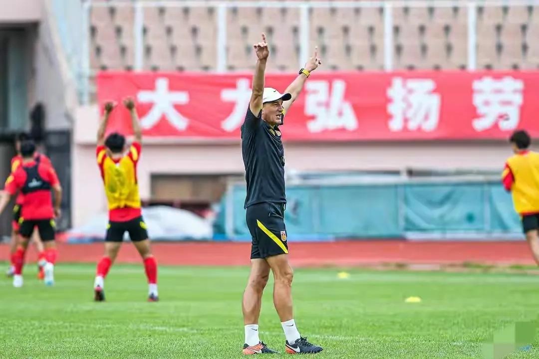 中国国足吴曦,国足vs新加坡预计首发：武磊领衔