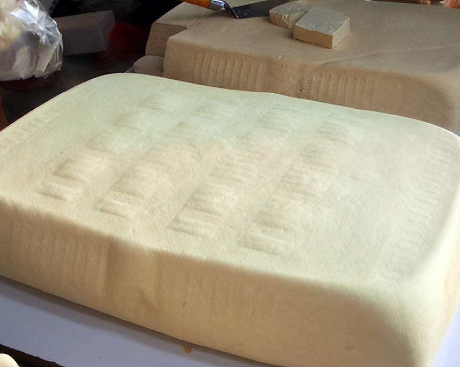 一台豆腐机100斤豆子一人操作,全自动豆腐机一小时能出多少豆腐