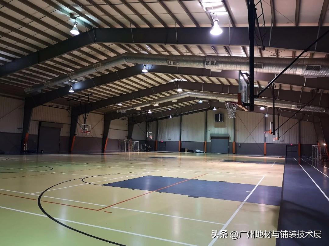 室内篮球场地板用什么材料,篮球场拼接地板有什么不好的地方