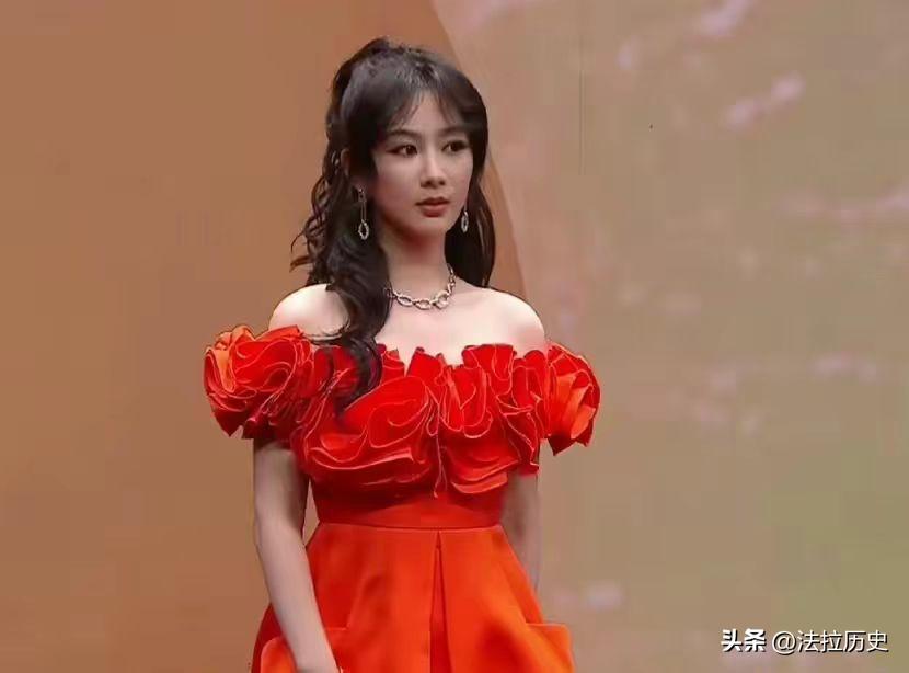 “半露酥胸”却还要捂着，脸皮薄到不自在，迪丽热巴遭网友群嘲