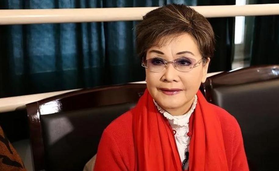 73岁李谷一全家近照曝光,73岁的李谷一全家近照曝光