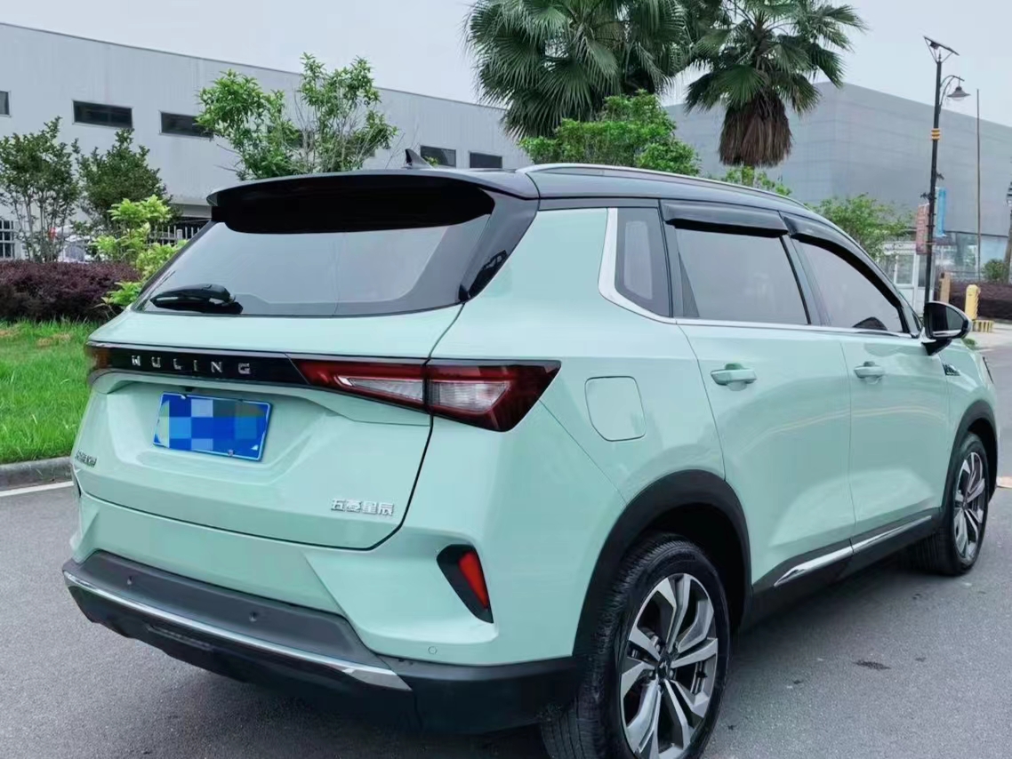 右手端啤，就着海风，喝到微醺