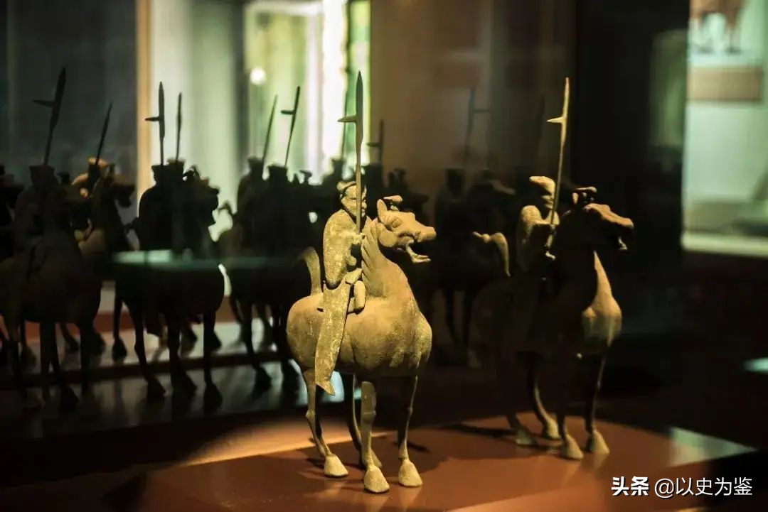 东汉末年曹操去攻打张绣,马踏飞燕被谁发现