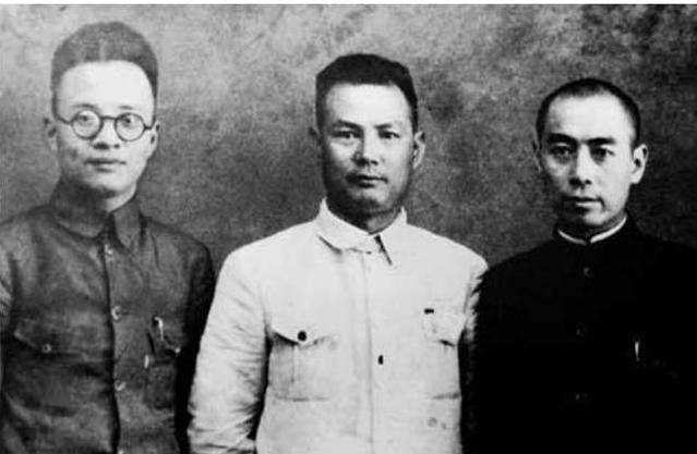 红军进攻被联络员叫停，团长大骂：他是叛徒