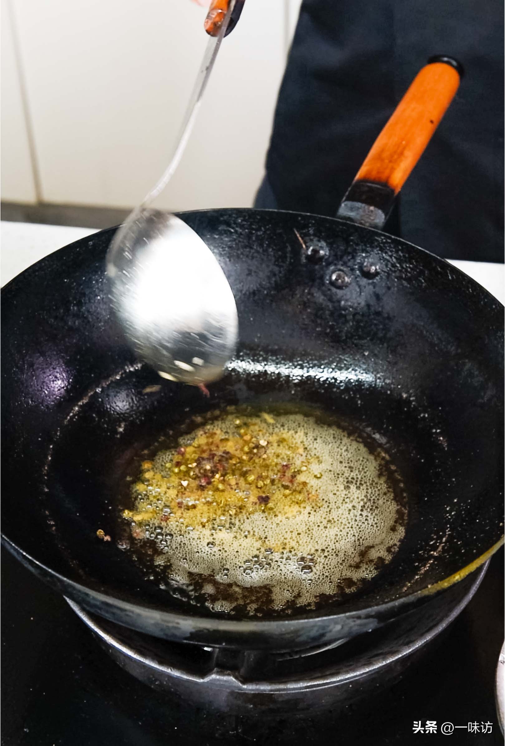 家常干锅虾简单做法非油炸不辣,水煮后的虾怎么做干锅虾