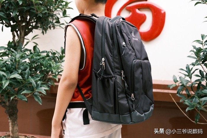 多特学生书包视频,多特背包背娃