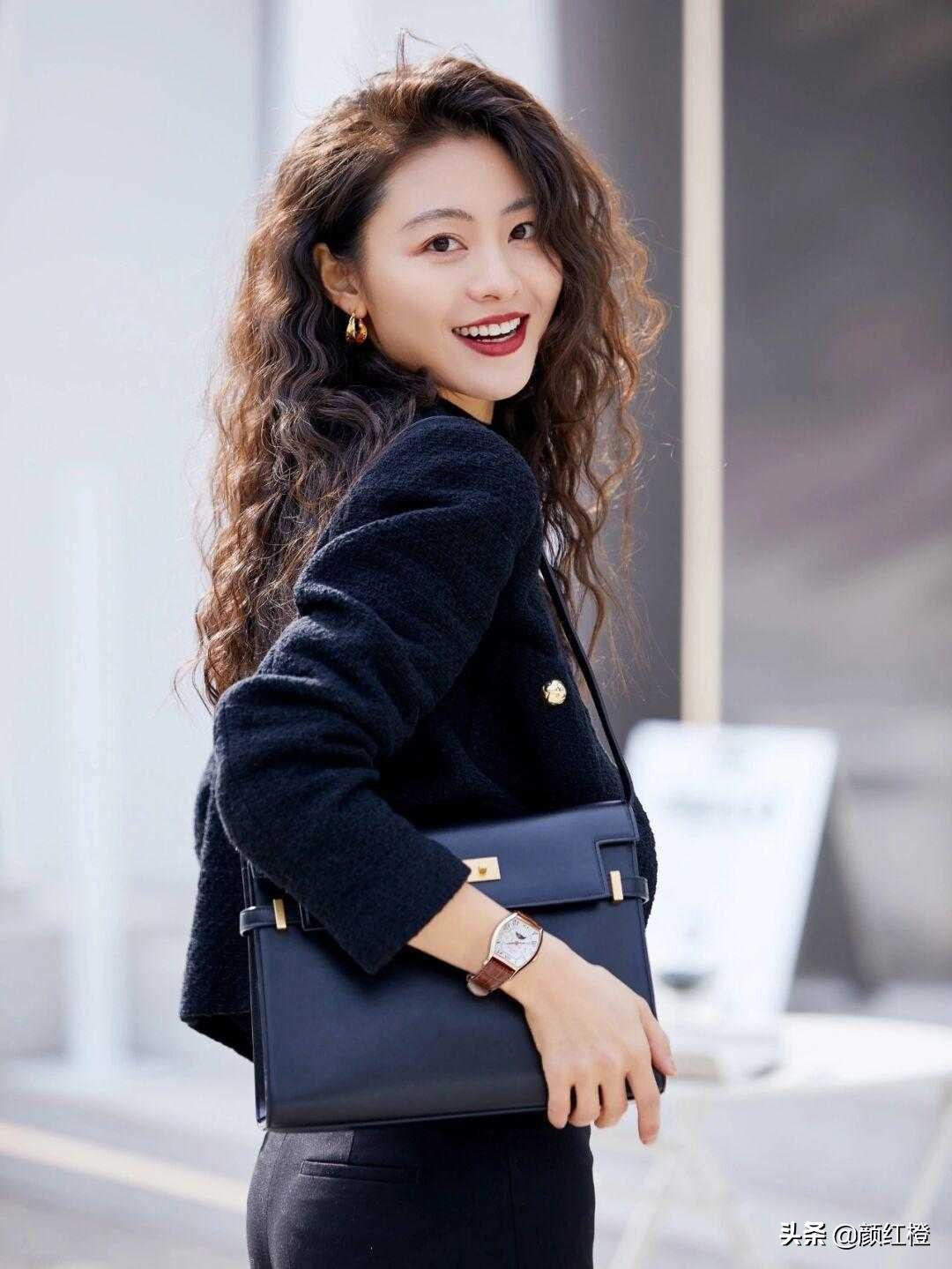 今年流行的职场穿搭女士,明亮色职场风穿衣搭配