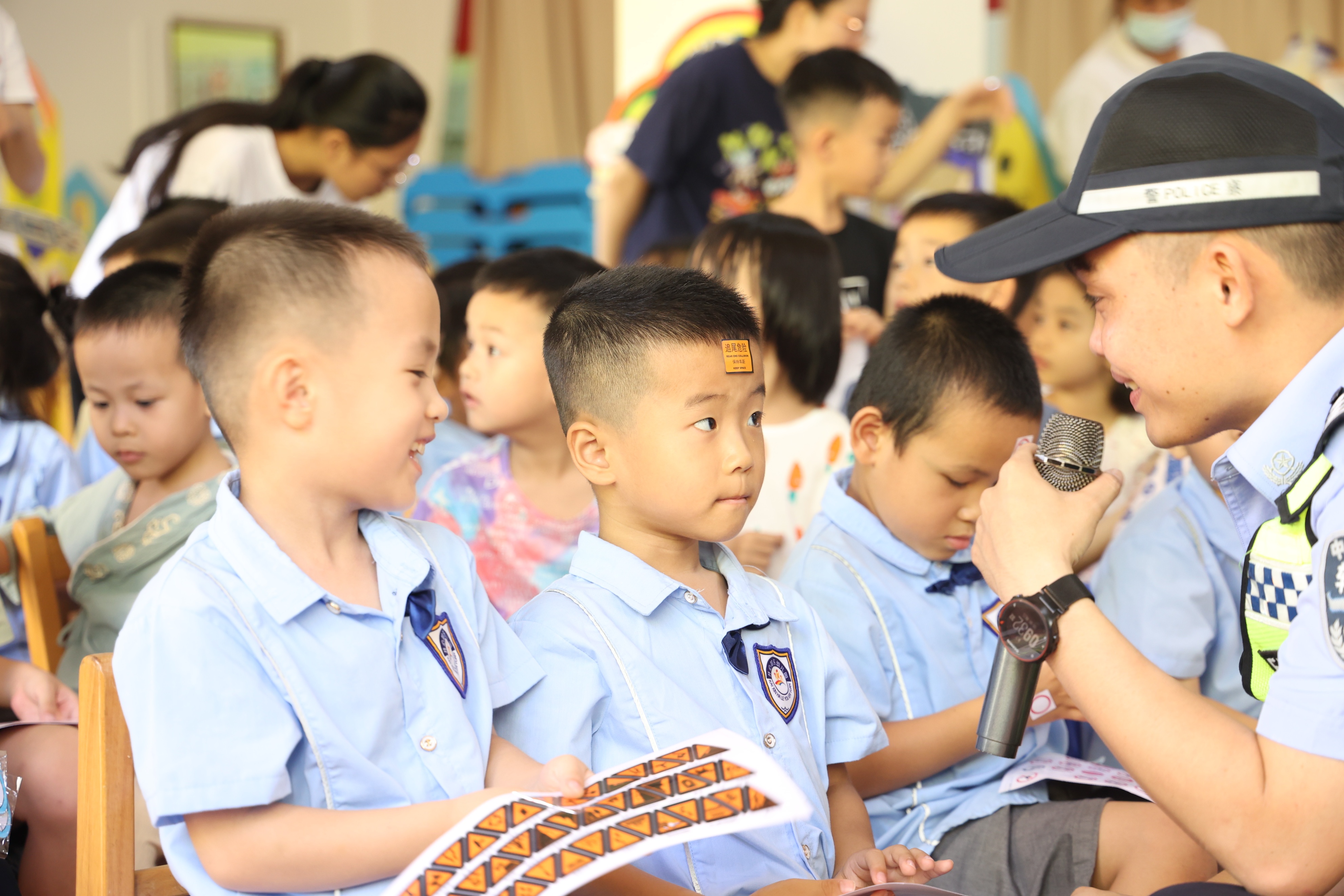 学标识，讲交规，庆“六一”儋州公安交警进幼儿园安全守护伴“童”行