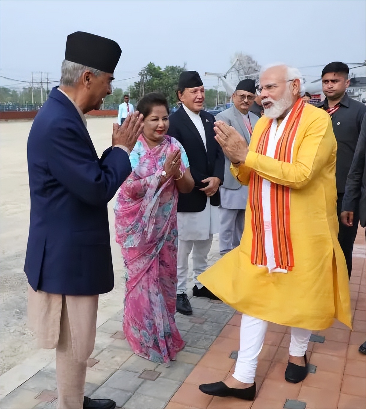 南亚内陆小国尼泊尔，被印度三面包围，为什么和我国越走越近？