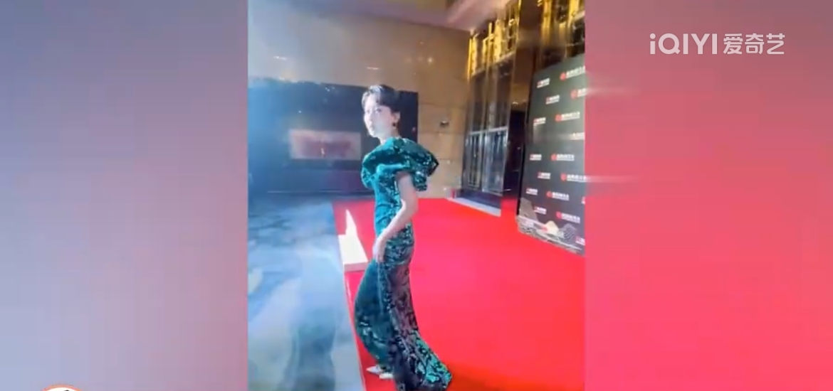 泫雅现场黑色吊带裙,女明星泫雅穿着蝴蝶吊带裙