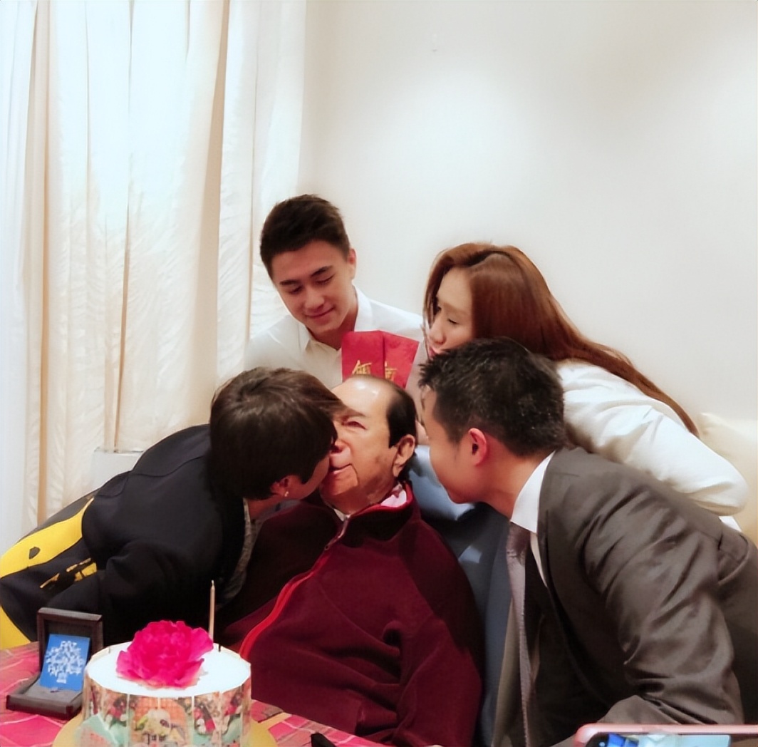 刚开始觉得自己配不上他,第一次觉得配不上他