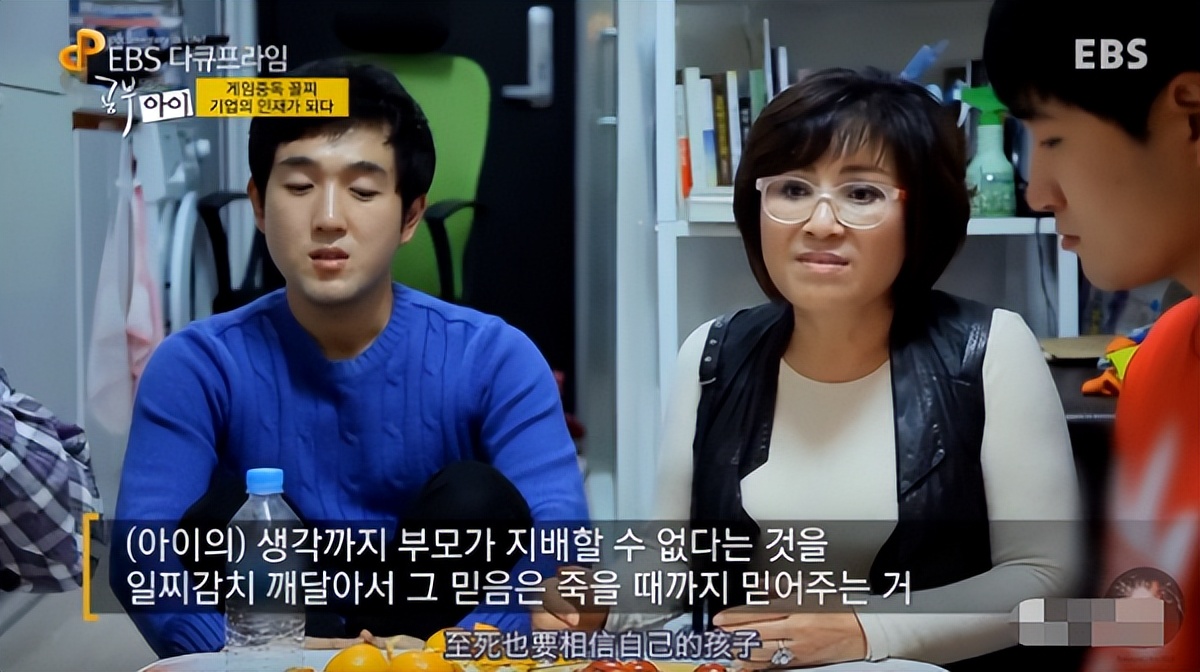 女儿跪求200元鞋,28岁女孩下跪求父亲完整视频